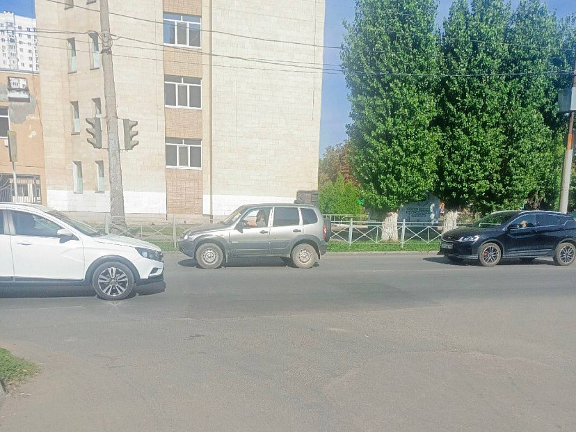 В Энгельсе приставы убедили дорожников заменить просевшее полотно